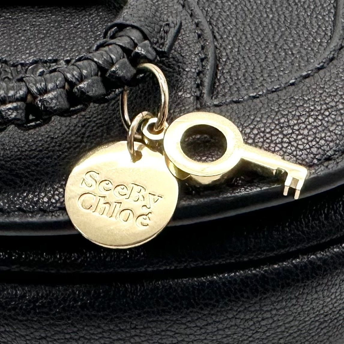 Bolso de silla de montar mini Hana de See by Chloé en negro con anilla: artículo de segunda mano en excelentes condiciones