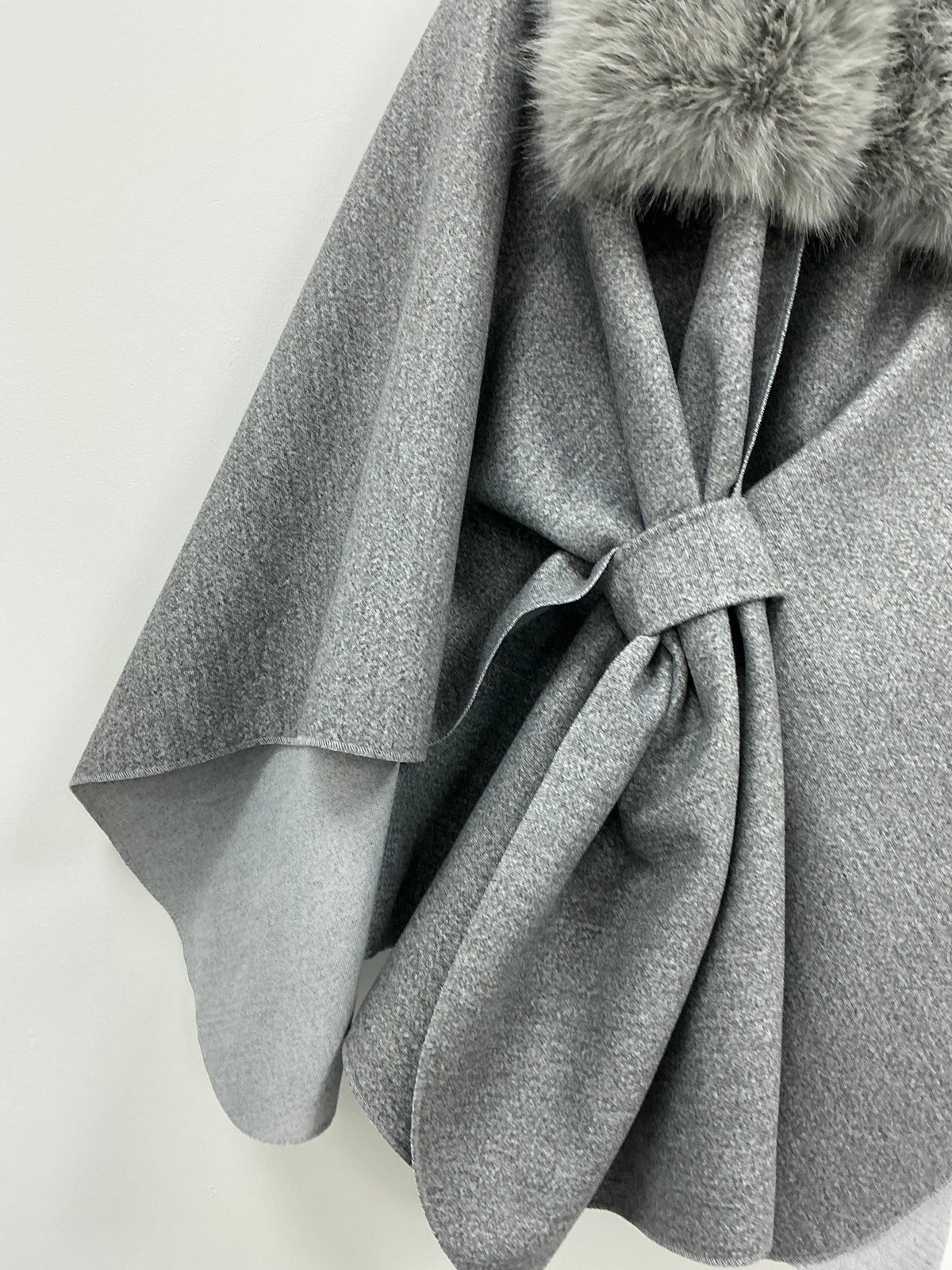 WOMEN'S CAPE